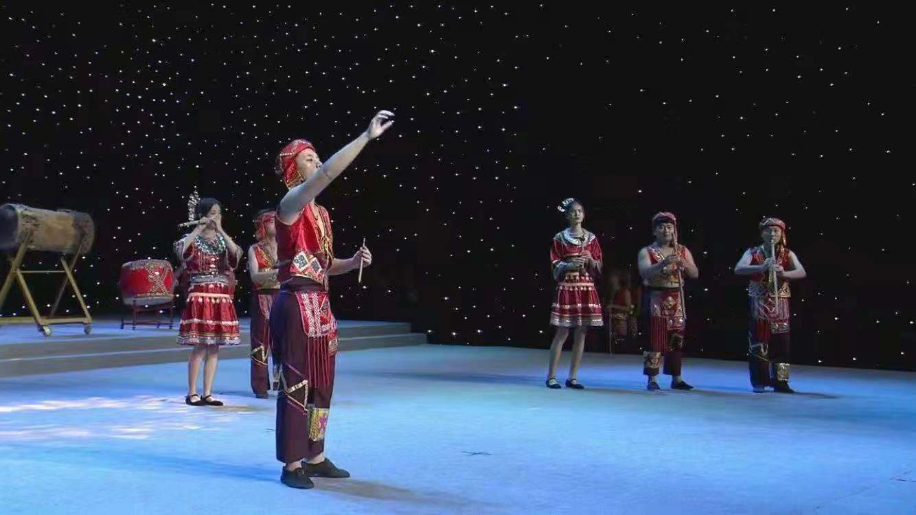 我校黎族乐团携《从那篱笆过》获省第五届少数民族文艺会演原生态节目创作二等奖
